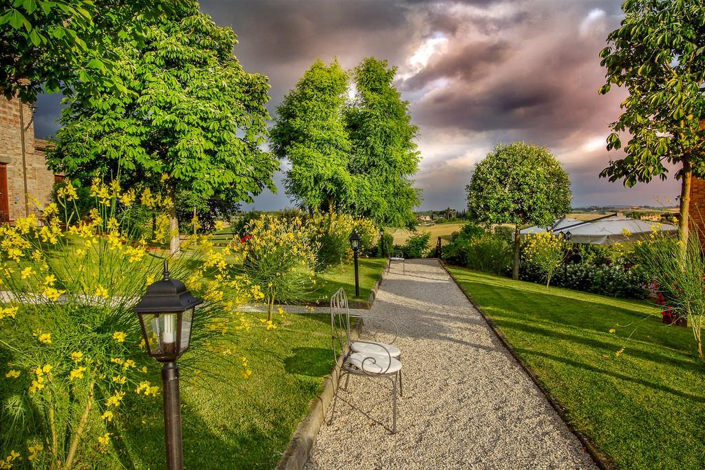 Отель Borgo Tre Rose Valiano Экстерьер фото
