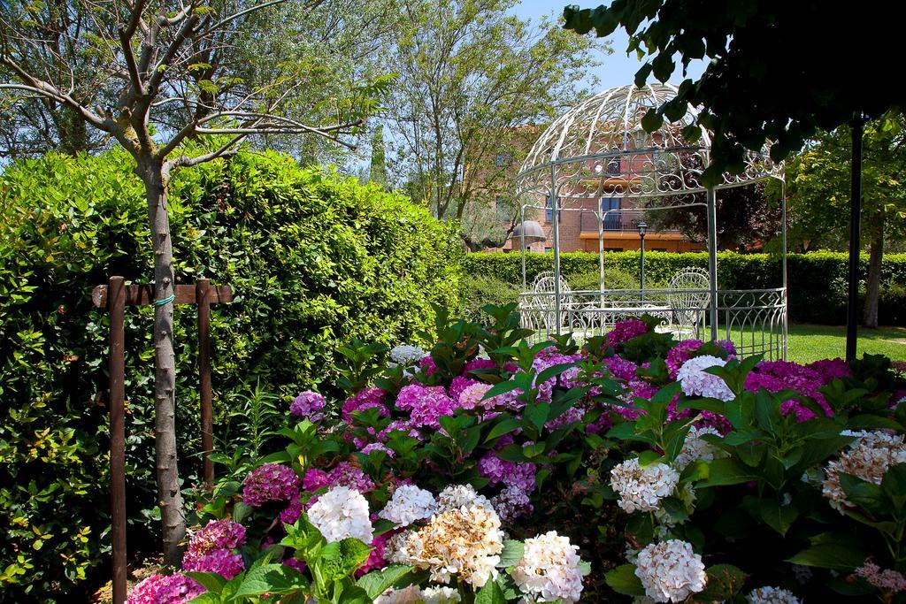 Отель Borgo Tre Rose Valiano Экстерьер фото