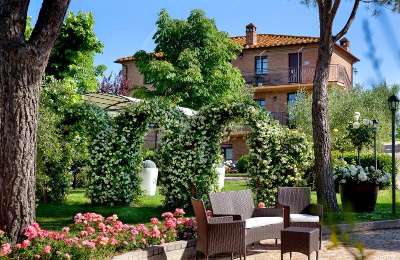 Отель Borgo Tre Rose Valiano Экстерьер фото